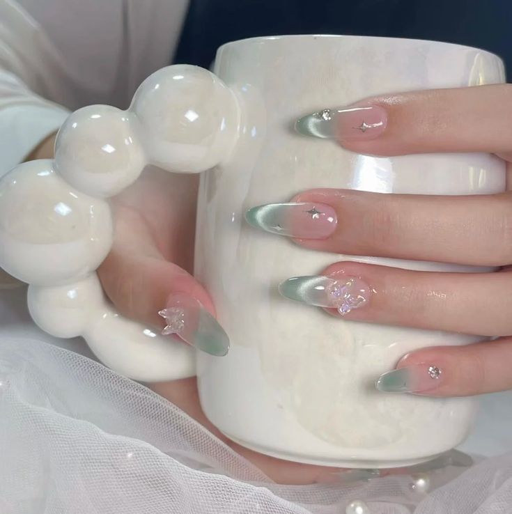 Cat eye nails – ánh sáng bí ẩn của đá quý. Ảnh: internet.
