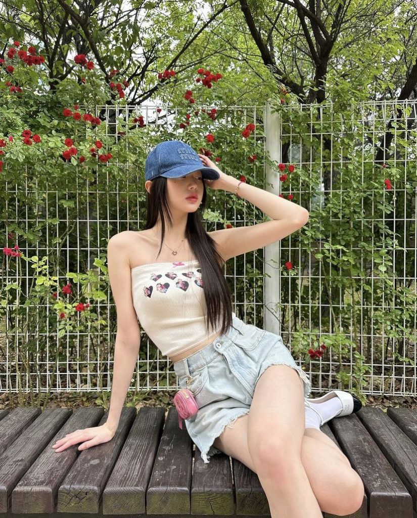 Jang Wonyoung (IVE) nữ thần gen Z nổi bật trong outfit phối phụ kiện nón denim. Ảnh: internet.