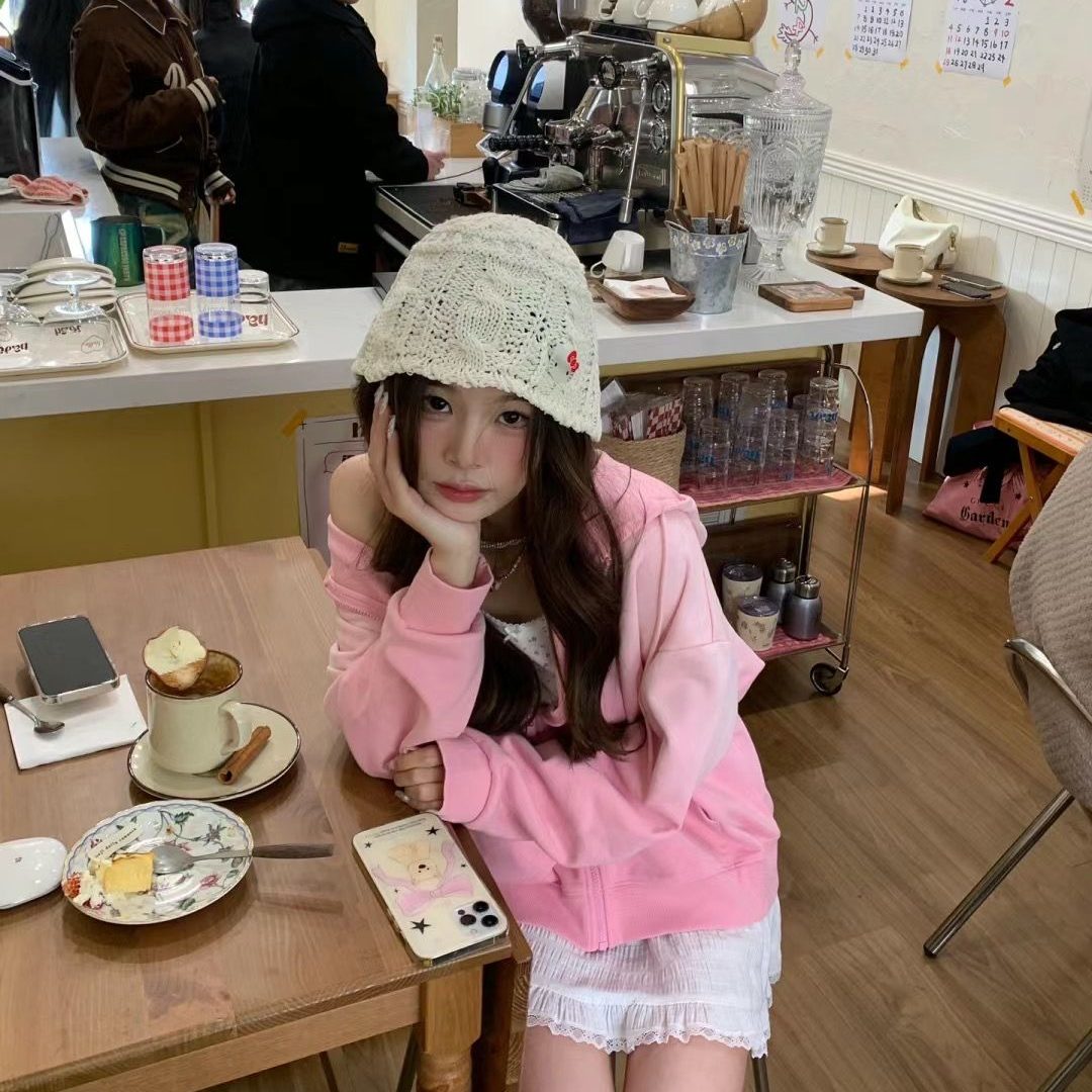 Phối đồ cùng màu hồng pastel giúp nàng vừa ngọt ngào vừa thời thượng. Ảnh: internet.