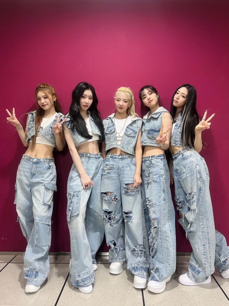 Nhóm Itzy diện cả cây denim chất lừ. Ảnh: internet.