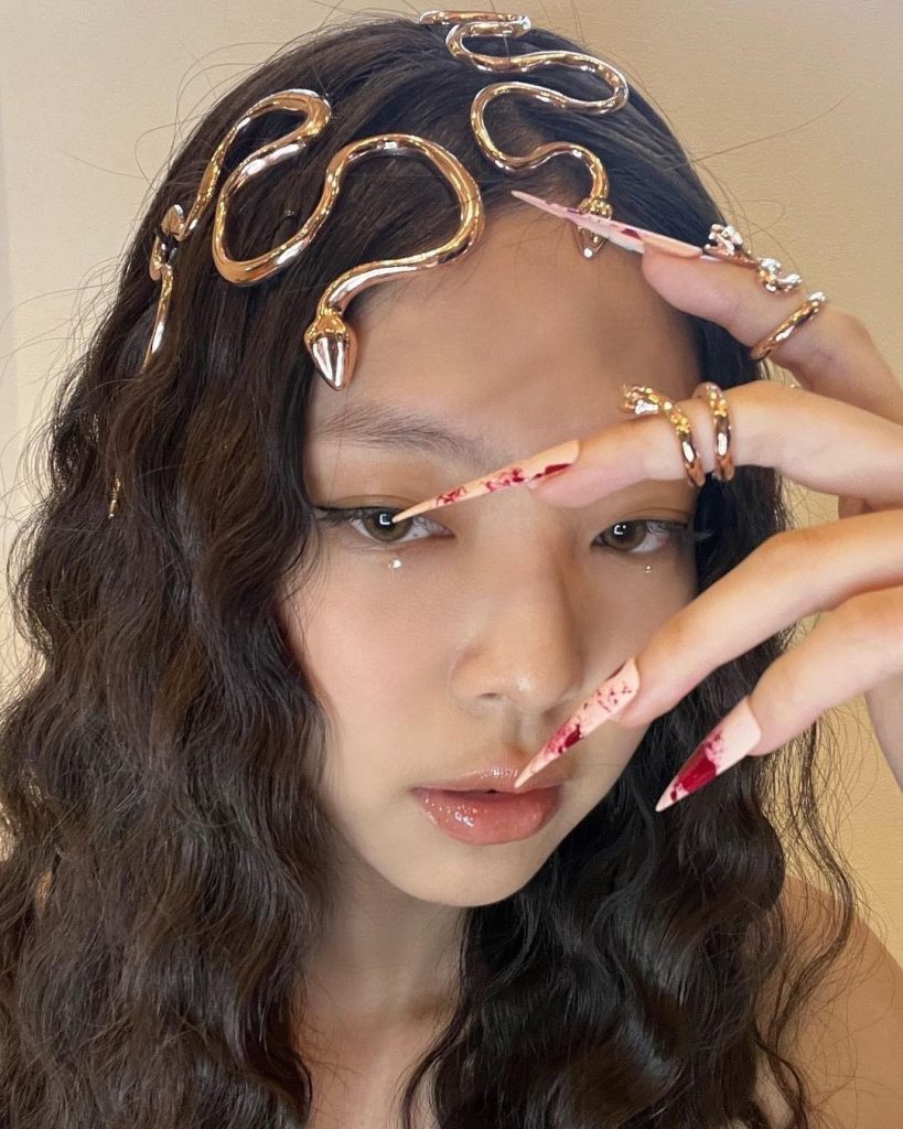 Jennie (BLACKPINK) là cô nàng nghiện làm nails và sở hữu nhiều kiểu cực kỳ độc đáo. Ảnh: internet.