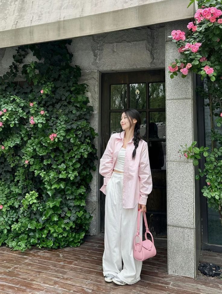 Phối đồ cùng màu hồng pastel giúp nàng vừa ngọt ngào vừa thời thượng. Ảnh: internet.