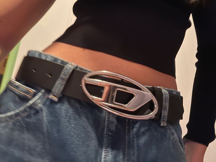 Belt logo to bản – tuyên ngôn thời trang không thể bỏ qua. Ảnh: internet.