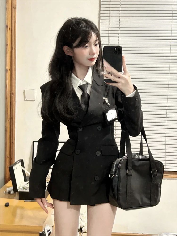 Outfit suit đen đời thường: vừa hợp đi chơi, vừa trendy, giúp nàng nâng level street style ngay lập tức. Ảnh: internet.