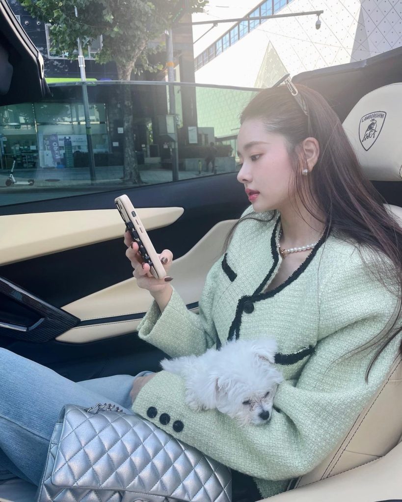 Áo tweed ngắn và quần jeans vintage đang dẫn đầu xu hướng. Ảnh: internet.