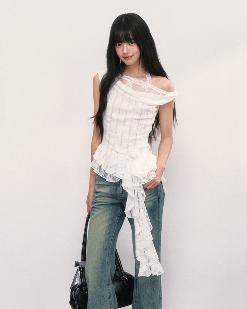 Phối cùng quần jeans thành công thức thanh lịch nhưng năng động. Ảnh: internet.