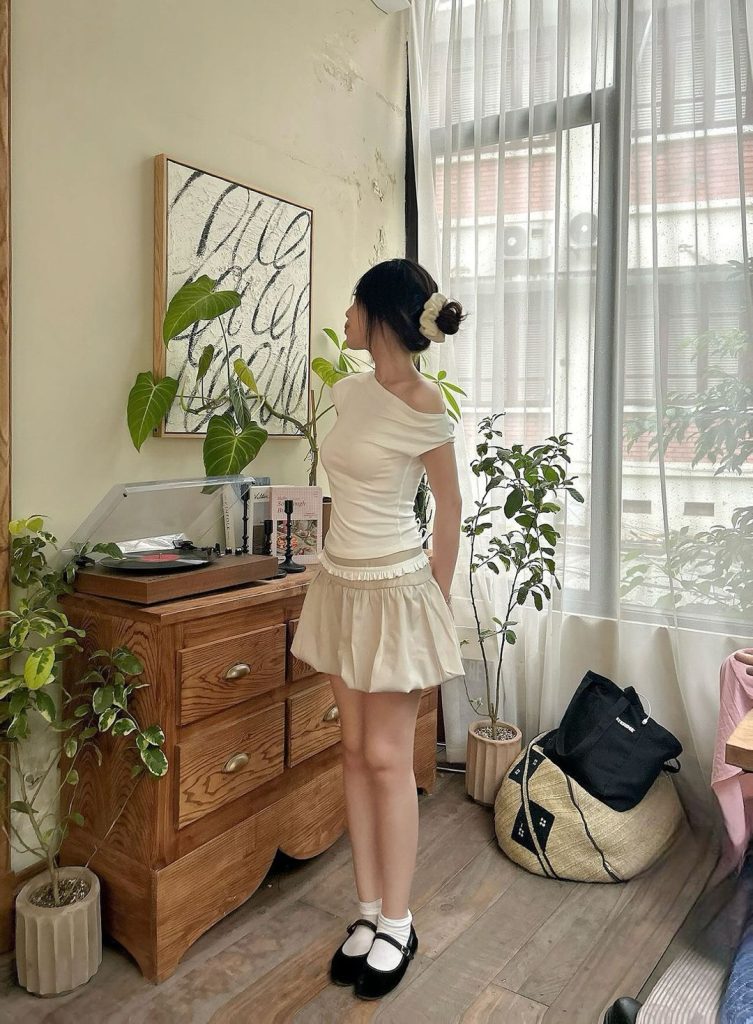 Chọn kiểu giày đế bệt phù hợp với dáng chân cũng rất quan trọng. Ảnh: internet.