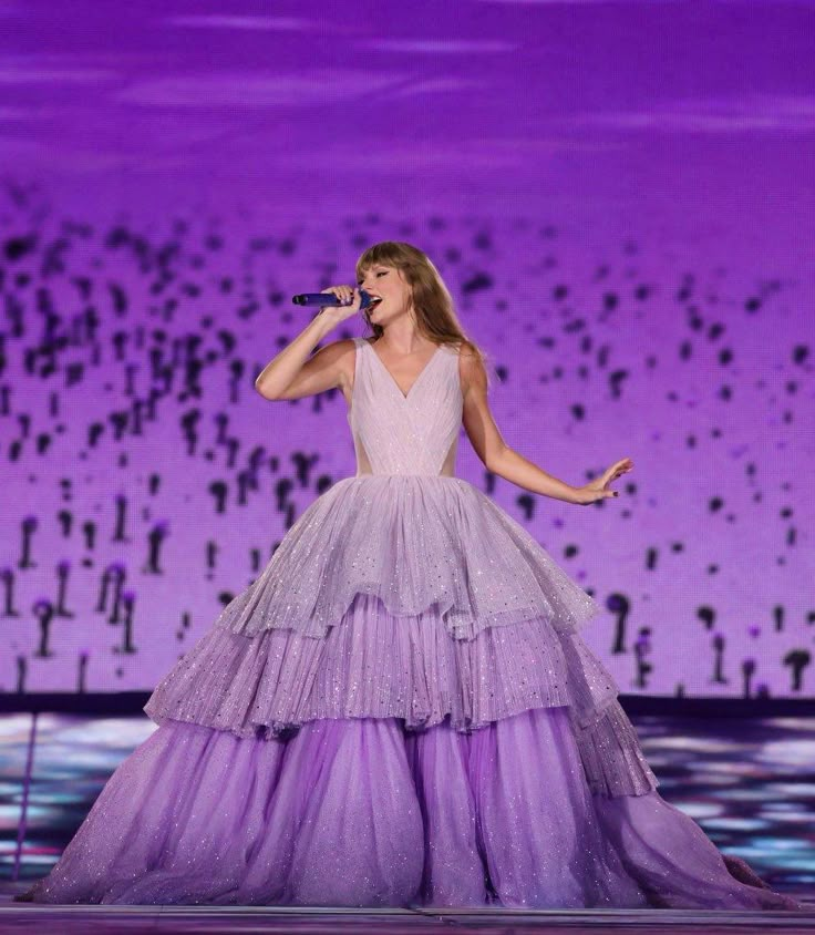 Trang phục lộng lẫy như nàng công chúa cổ tích của Taylor Swift tại "The Eras Tour" khi trình diễn ca khúc Enchanted. Ảnh: Taylor Swift