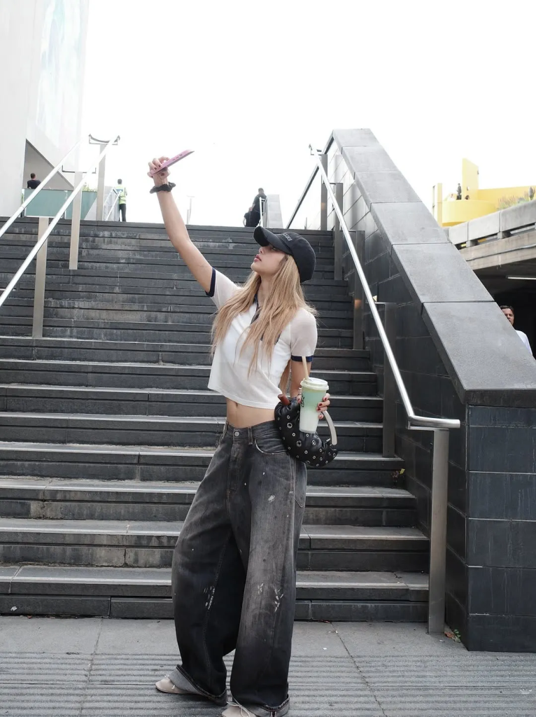 Ảnh: @lalalalisa_m - Cách LISA (BLACKPINK) phối mũ lưỡi trai Snapback dẫn đầu xu hướng Street Style