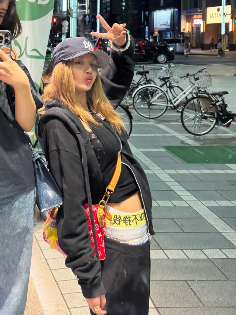 Cách LISA (BLACKPINK) phối mũ lưỡi trai Snapback dẫn đầu xu hướng Street Style