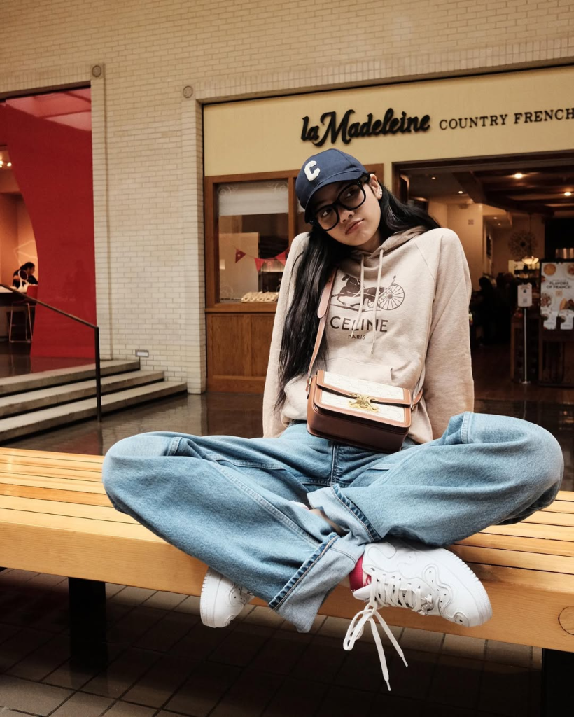 Cách LISA (BLACKPINK) phối mũ lưỡi trai Snapback dẫn đầu xu hướng Street Style