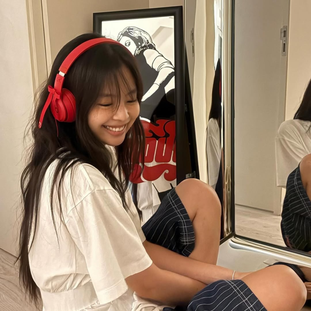 Ảnh: @jennierubyjane - Thần thái "bạch nguyệt quang" của JENNIE (BLACKPINK) khi diện các kiểu áo màu trắng