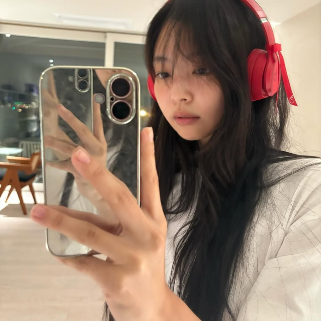 Thần thái "bạch nguyệt quang" của JENNIE (BLACKPINK) khi diện các kiểu áo màu trắng