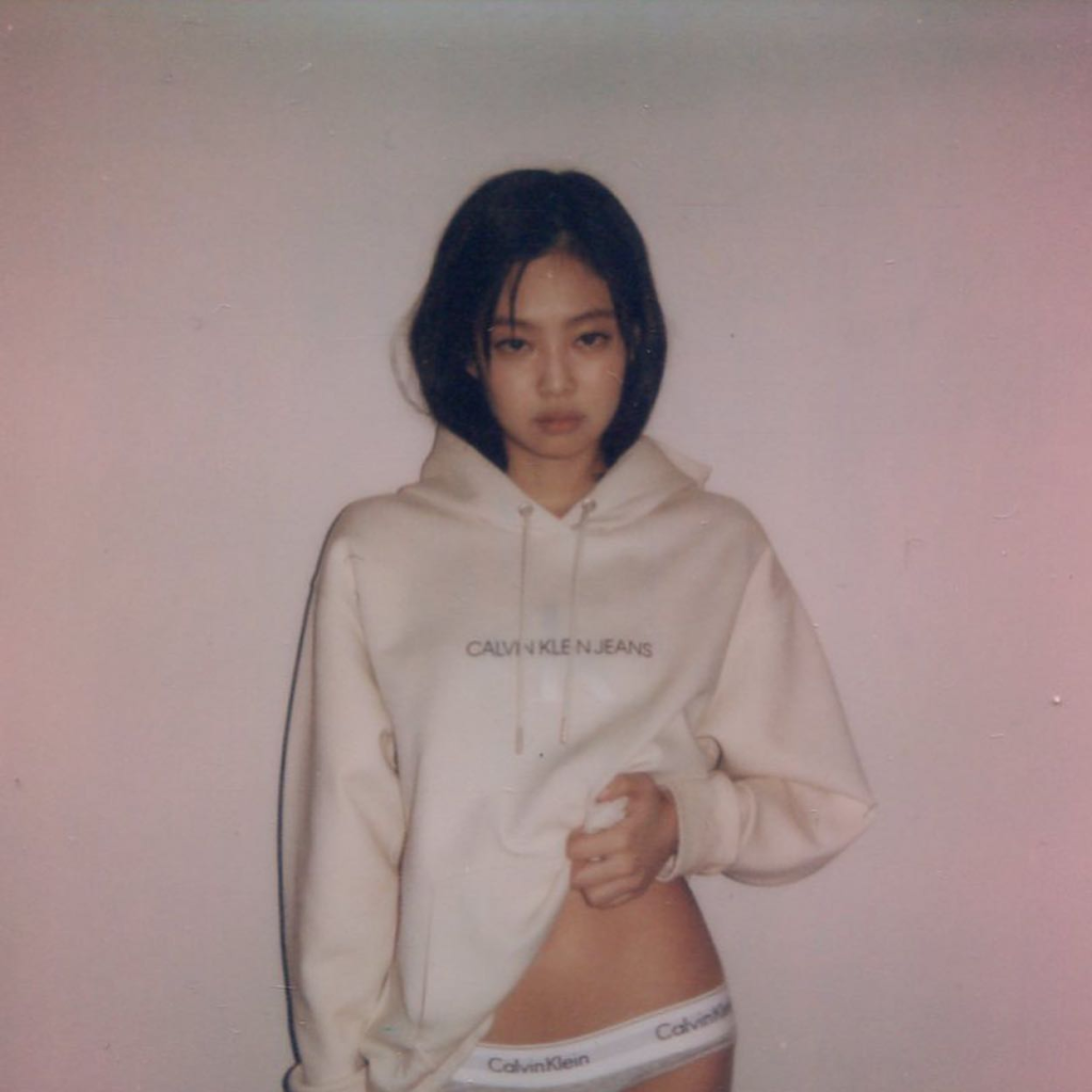 Jennie x Calvin Klein. Ảnh: @jennierubyjane - Thần thái "bạch nguyệt quang" của JENNIE (BLACKPINK) khi diện các kiểu áo màu trắng