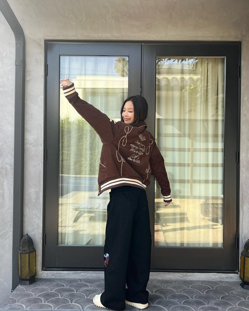 Jennie (BLACKPINK) cũng yêu thích mẫu áo khoác bomber và thường ứng dụng trong phong cách hàng ngày. (Ảnh: @jennierubyjane)