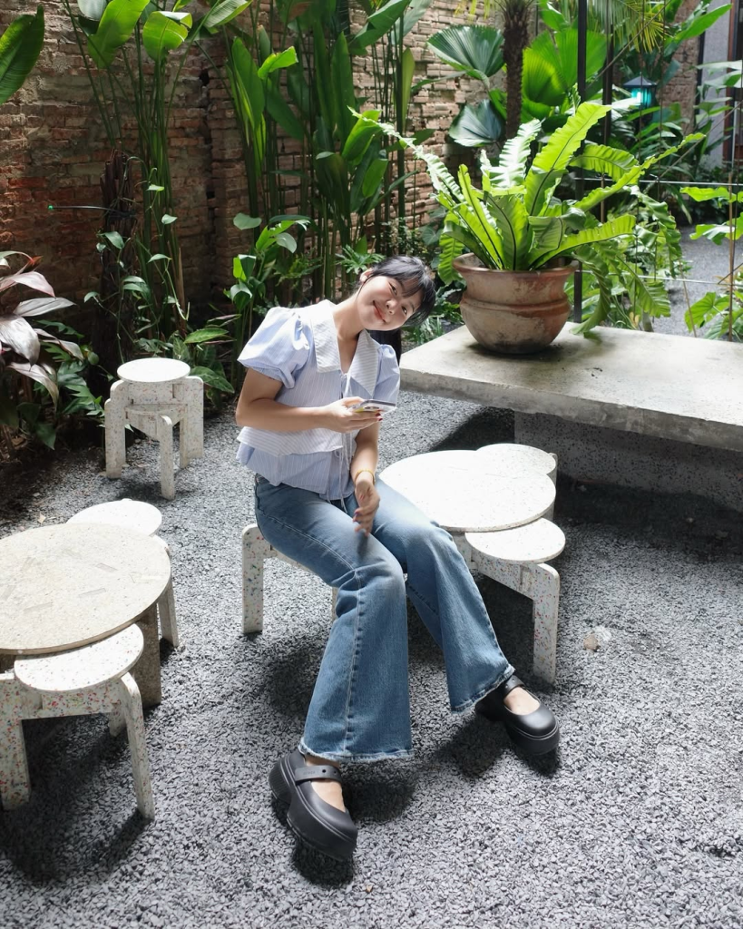 Gợi ý loạt bản phối quần jeans không bao giờ lỗi mốt cho nàng công sở