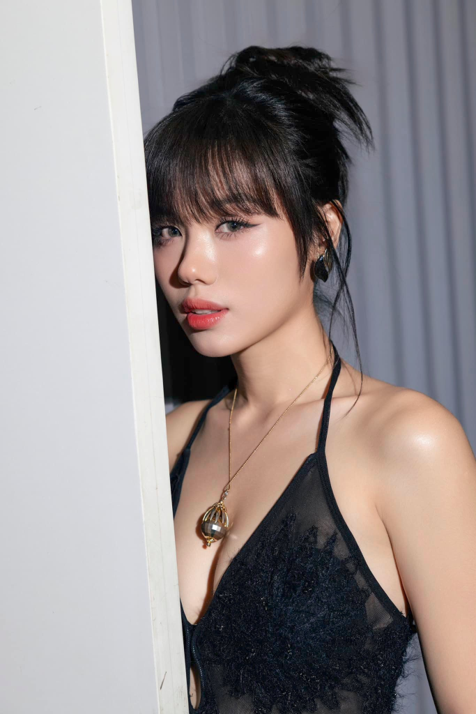 Sức hút thời trang quyến rũ của "nữ tiếp viên hàng không" hot không kém Kaity Nguyễn trong phim "Tử chiến trên không"