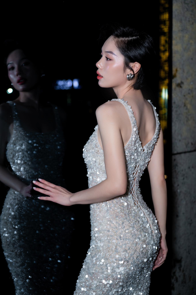 Sức hút thời trang quyến rũ của "nữ tiếp viên hàng không" hot không kém Kaity Nguyễn trong phim "Tử chiến trên không"