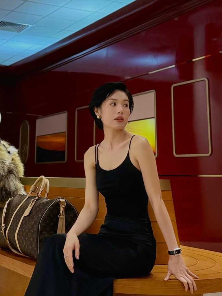 Sức hút thời trang quyến rũ của "nữ tiếp viên hàng không" hot không kém Kaity Nguyễn trong phim "Tử chiến trên không"