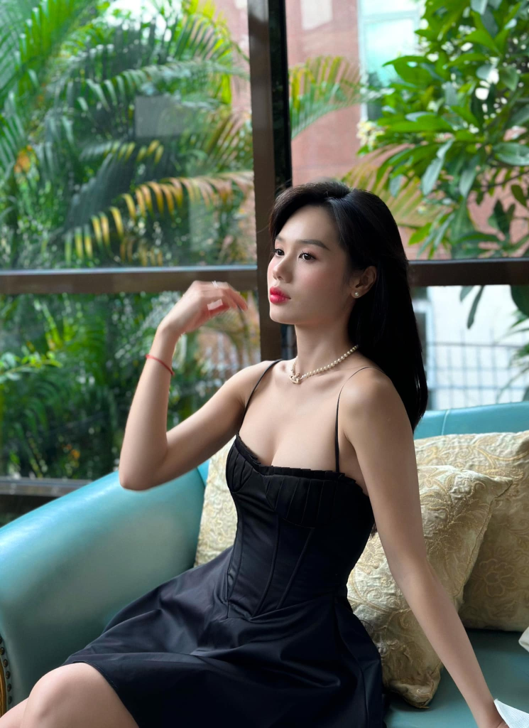 Sức hút thời trang quyến rũ của "nữ tiếp viên hàng không" hot không kém Kaity Nguyễn trong phim "Tử chiến trên không"