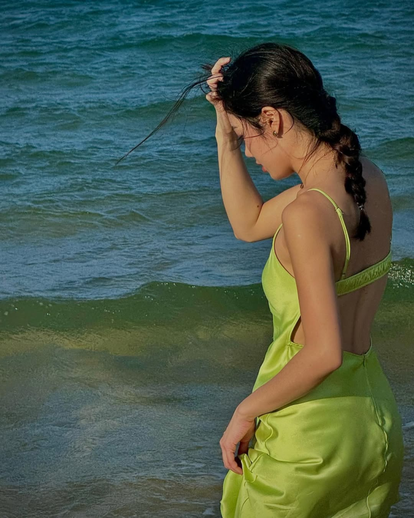 Sức hút thời trang quyến rũ của "nữ tiếp viên hàng không" hot không kém Kaity Nguyễn trong phim "Tử chiến trên không"