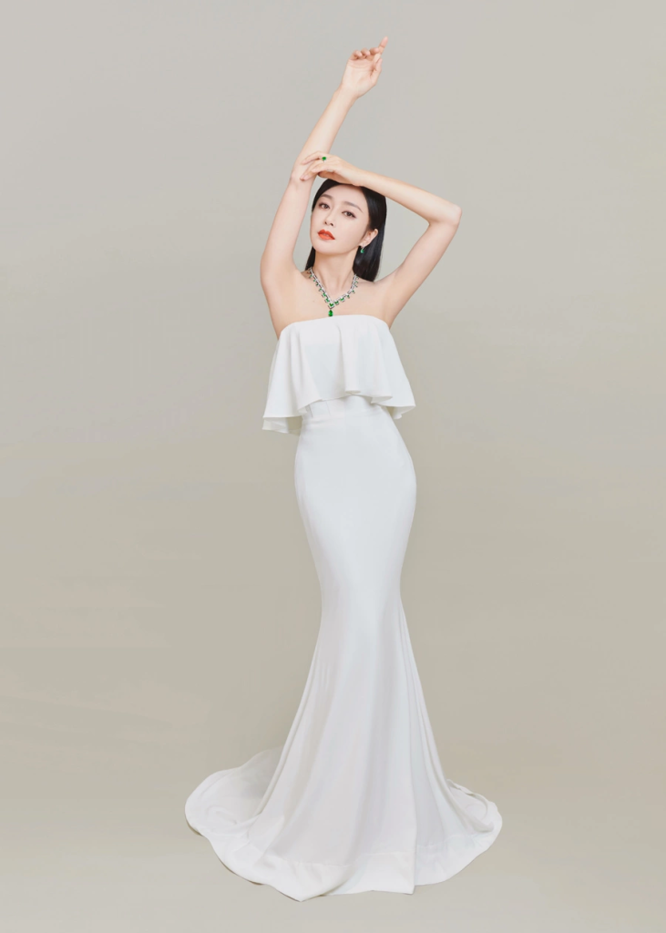 Những lần diện váy đầm tôn dáng đẹp hút hồn của "Phú Sát Hoàng Hậu" Tần Lam ở tuổi U50