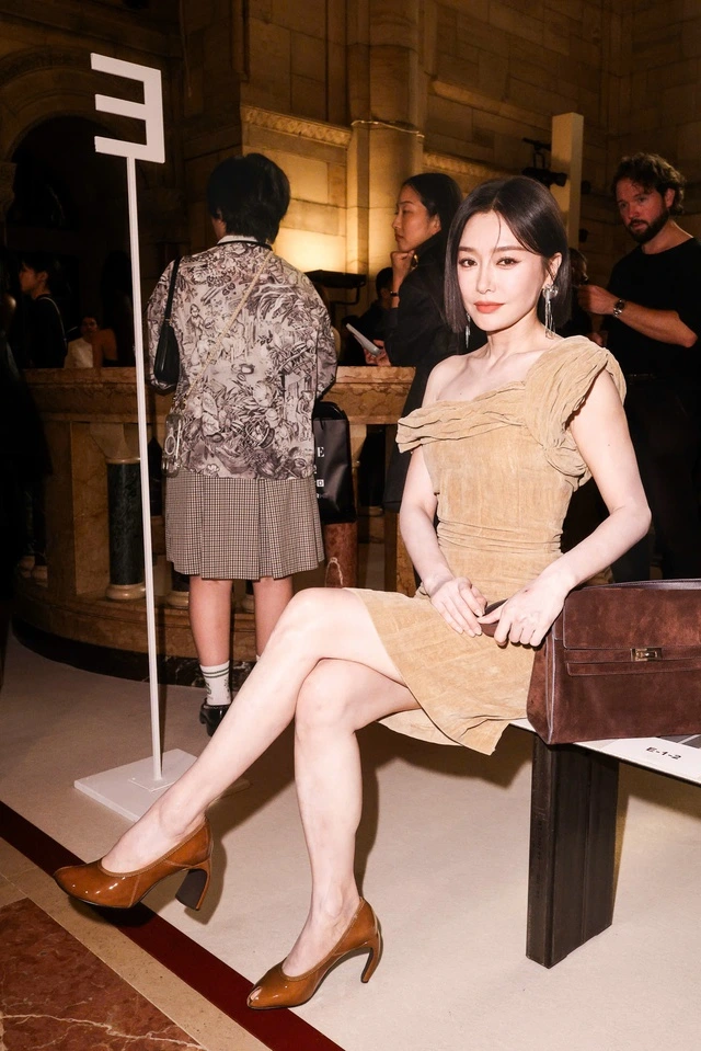 Những lần diện váy đầm tôn dáng đẹp hút hồn của "Phú Sát Hoàng Hậu" Tần Lam ở tuổi U50