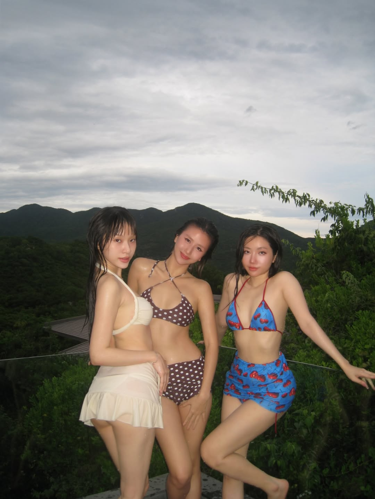 Ngắm dàn Em Xinh đọ dáng khi diện bikini "nóng bỏng mắt" tại resort đẳng cấp bậc nhất Vĩnh Hy