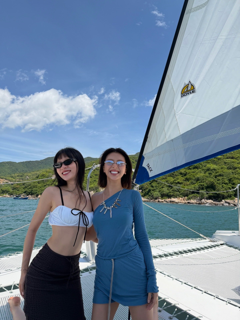 Ngắm dàn Em Xinh đọ dáng khi diện bikini "nóng bỏng mắt" tại resort đẳng cấp bậc nhất Vĩnh Hy