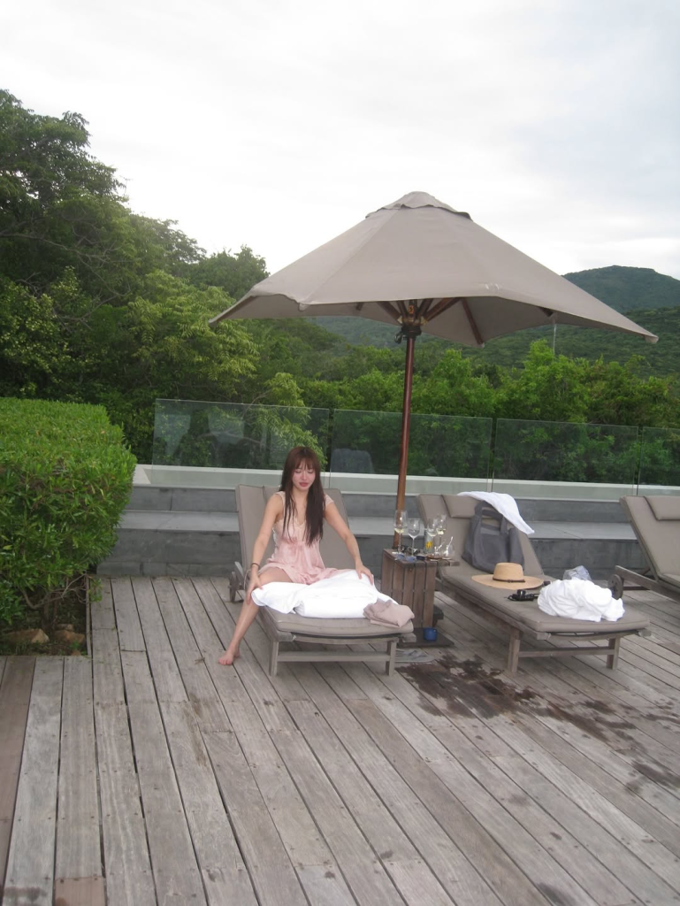 Ngắm dàn Em Xinh đọ dáng khi diện bikini "nóng bỏng mắt" tại resort đẳng cấp bậc nhất Vĩnh Hy