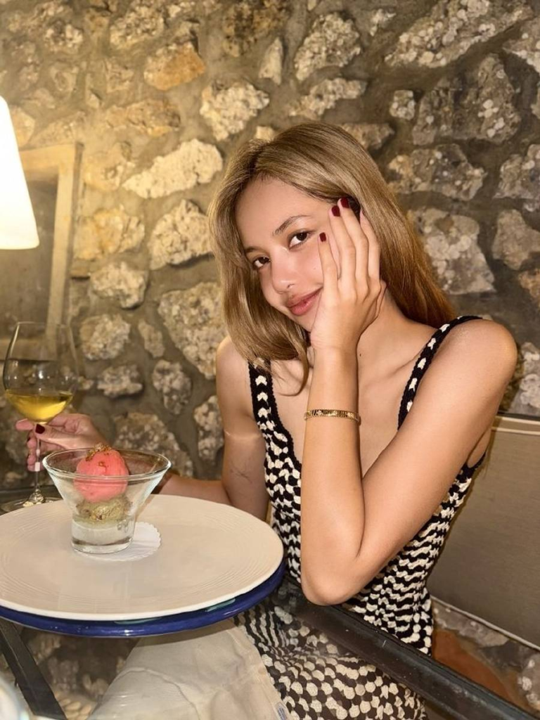 Thời trang nghỉ dưỡng chuẩn "chill girl" như LISA (BLACKPINK)