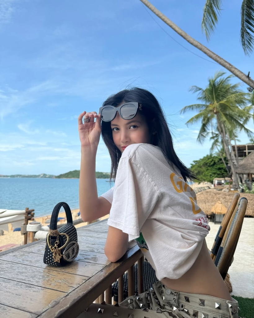 Thời trang nghỉ dưỡng chuẩn "chill girl" như LISA (BLACKPINK)