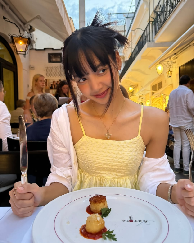 Thời trang nghỉ dưỡng chuẩn "chill girl" như LISA (BLACKPINK)