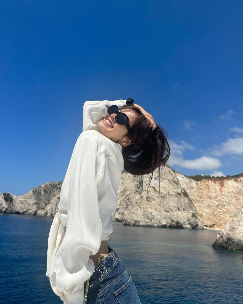 Thời trang nghỉ dưỡng chuẩn "chill girl" như LISA (BLACKPINK)
