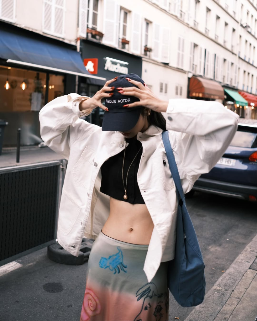 Thời trang nghỉ dưỡng chuẩn "chill girl" như LISA (BLACKPINK)