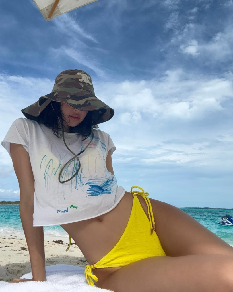 Thời trang nghỉ dưỡng chuẩn "chill girl" như LISA (BLACKPINK)