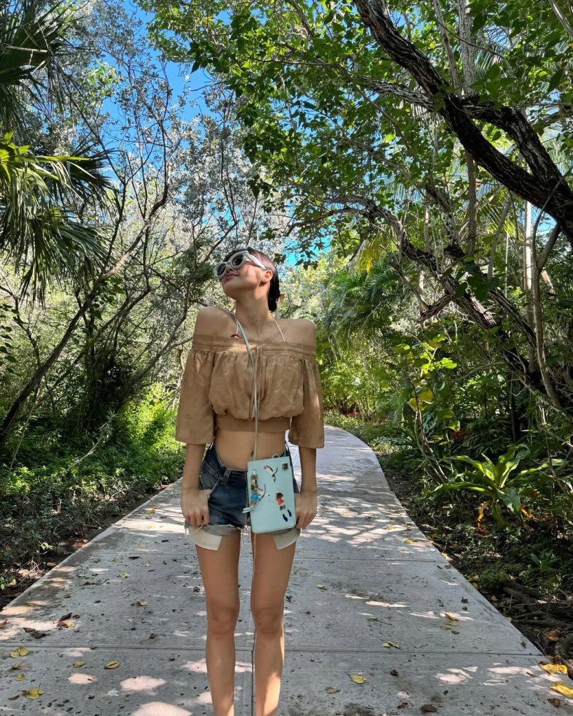 Thời trang nghỉ dưỡng chuẩn "chill girl" như LISA (BLACKPINK)