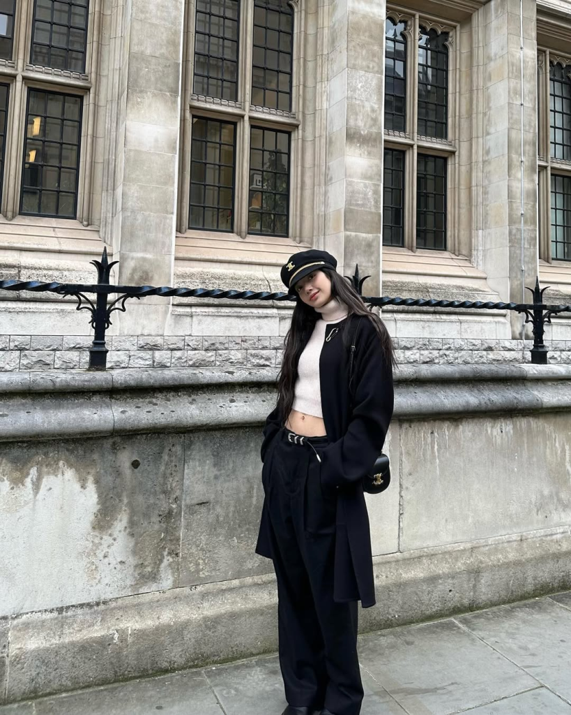 Thời trang nghỉ dưỡng chuẩn "chill girl" như LISA (BLACKPINK)