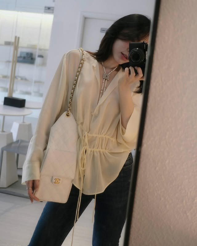 Ảnh: @lehatruc - 4 gợi ý bản phối áo kiểu cho phong cách công sở từ fashionista