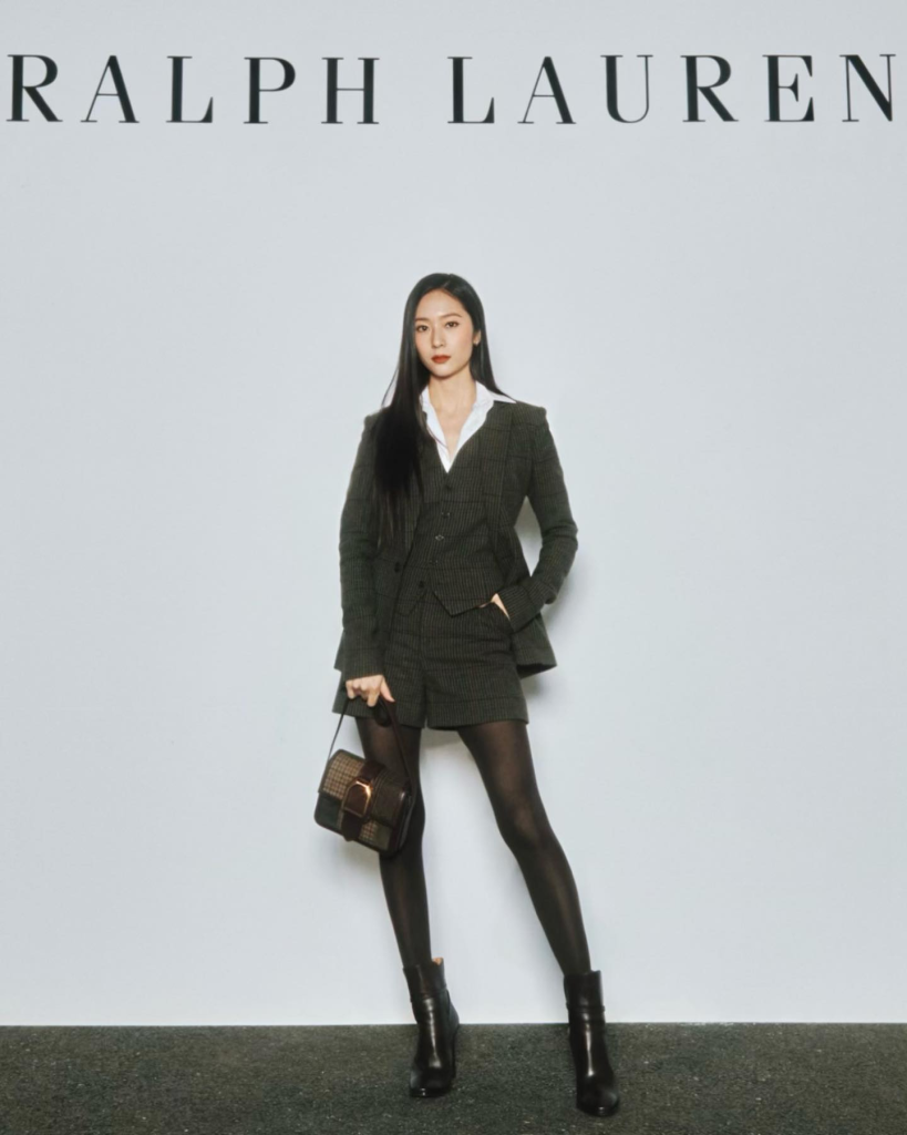 Krystal x Ralph Lauren. Ảnh: @vousmevoyez - 4 gợi ý bản phối áo kiểu cho phong cách công sở từ fashionista