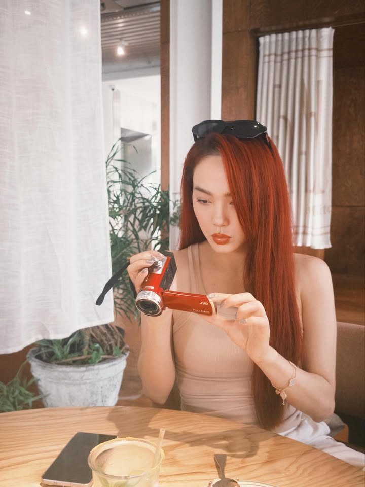 Mê cách Minh Hằng phối đồ "hack tuổi" với 4 items tủ đồ ai cũng có