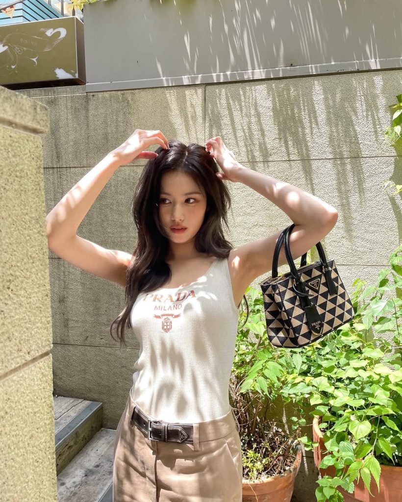 Thanh lịch và tinh tế trong outfit tối giản. Ảnh: instagram @m.by__sana.