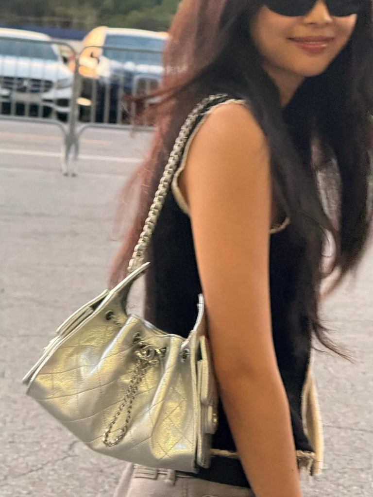 Chanel metallic bag – phụ kiện biến outfit tối giản thành sang chảnh. Ảnh: instagram @jennierubyjane.