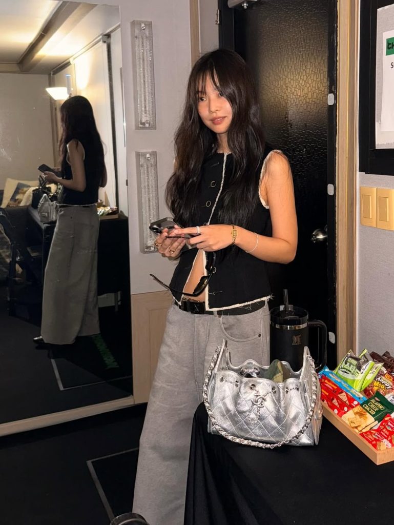 Outfit đời thường nhưng đầy thần thái, đậm chất Chanel. Ảnh: instagram @jennierubyjane.