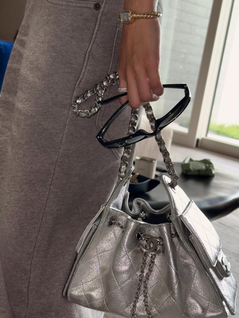 Chanel metallic bag – phụ kiện biến outfit tối giản thành sang chảnh. Ảnh: instagram @jennierubyjane.