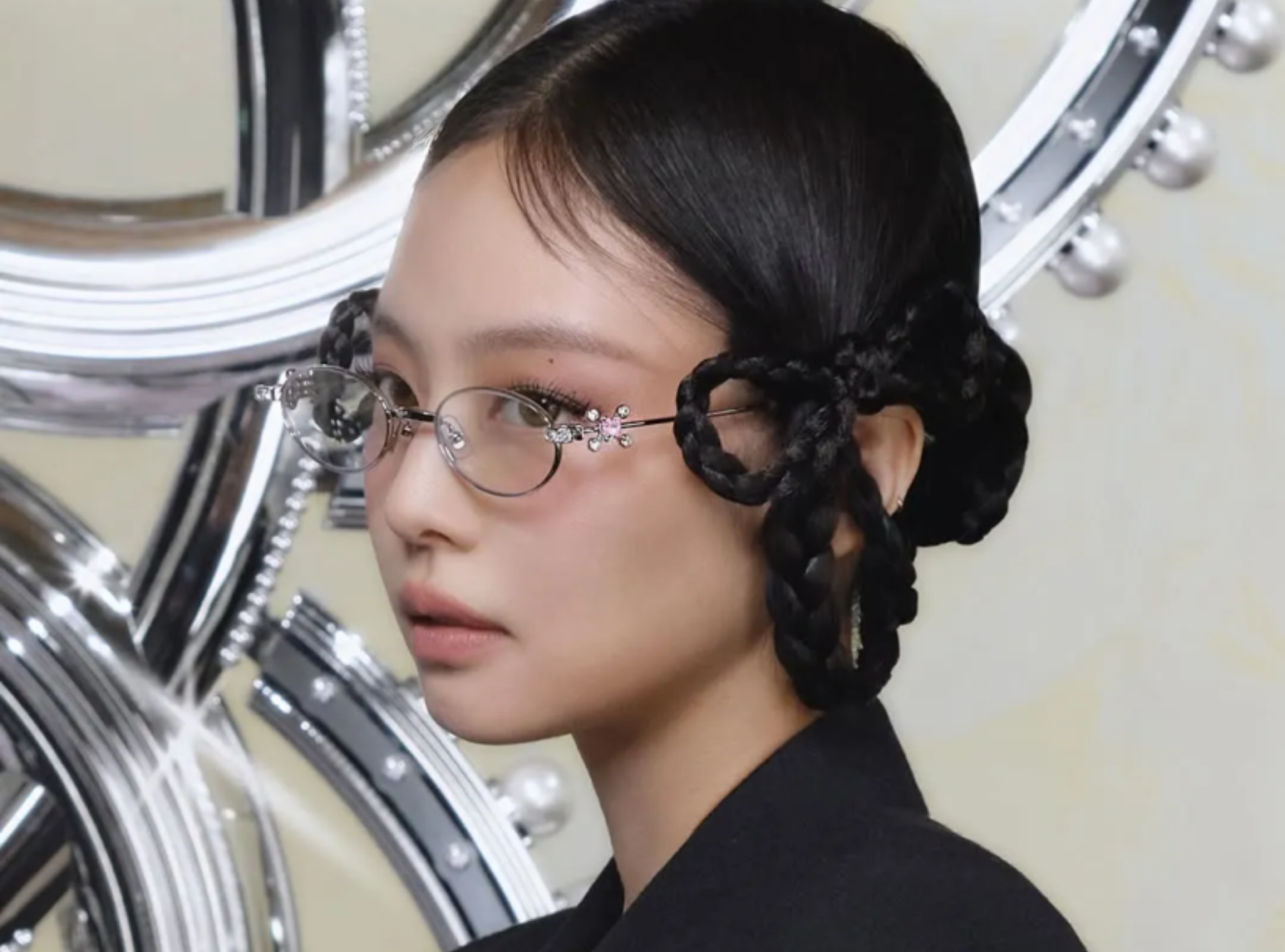 Loạt kiểu kính thời trang cho ngày mặt mộc vẫn xinh chuẩn style "Clean girl"