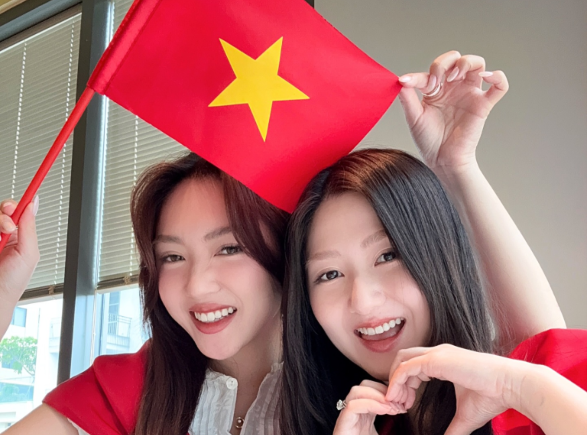 Fashionista Việt mách bạn cách phối đồ màu đỏ – vàng vừa xinh vừa đầy tự hào cho dịp Đại lễ