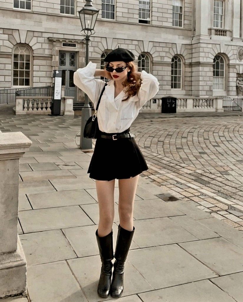 Outfit váy ngắn đen – sơ mi trắng, boots cao cổ mang đậm hơi hướng cổ điển nước Pháp. Ảnh: internet.