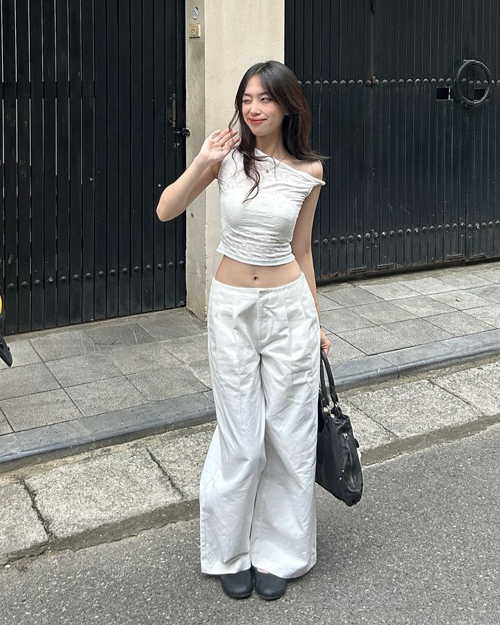 Áo kiểu trễ vai phối quần. Ảnh: internet.