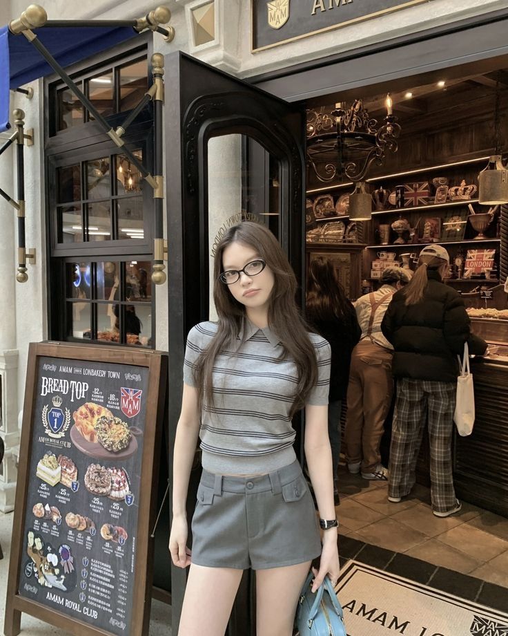 Dù là phong cách retro, sporty hay feminine, chỉ cần một chiếc áo kẻ sọc là bạn đã có ngay outfit chuẩn Hàn – vừa trẻ trung vừa có gu. Ảnh: internet.